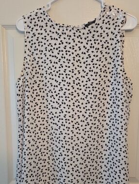 Ann Taylor White Sleeveless Shirt with Black Abstract Print Size Large Petite